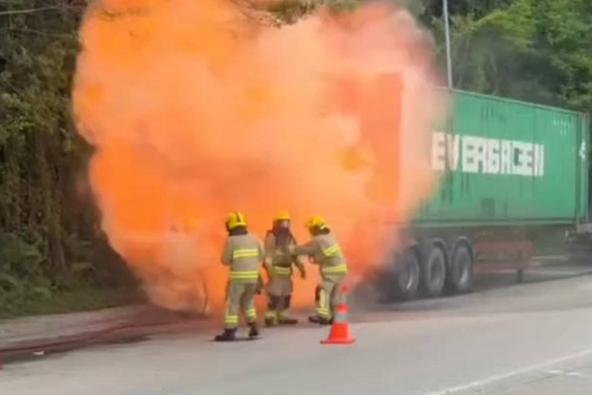 海柜拉锂电池路上爆燃!这些“普通货”其实是危货 普货车别乱接