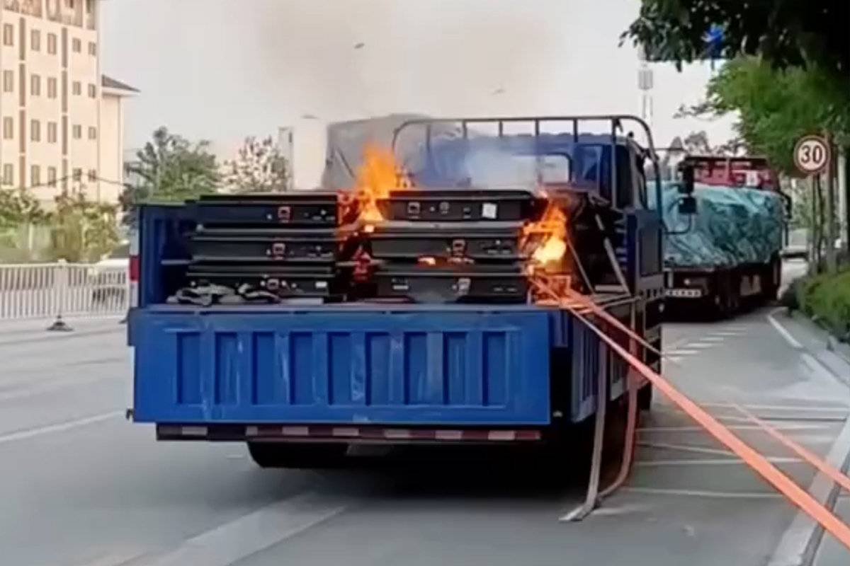 海柜拉锂电池路上爆燃!这些“普通货”其实是危货 普货车别乱接