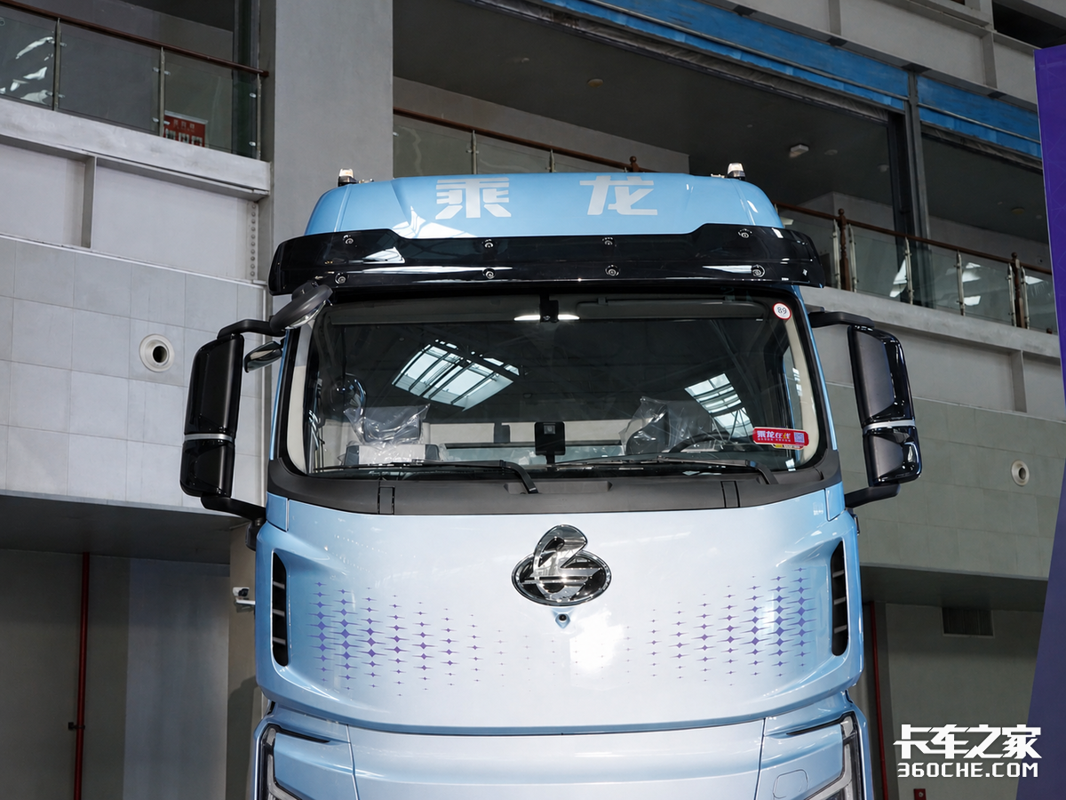 自重轻至8.9吨 可实现兆瓦超充 乘龙翼威5超能版纯电牵引车详解
