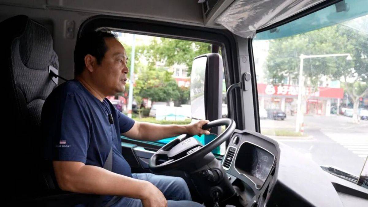 年省几百万！徐工400度纯电动标载版牵引车链通港厂相关图片