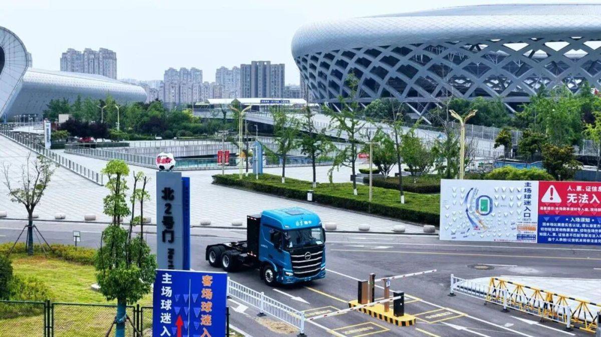 北京重卡燃擎徐州奥体中心,为徐州队加油,为苏超喝彩图片