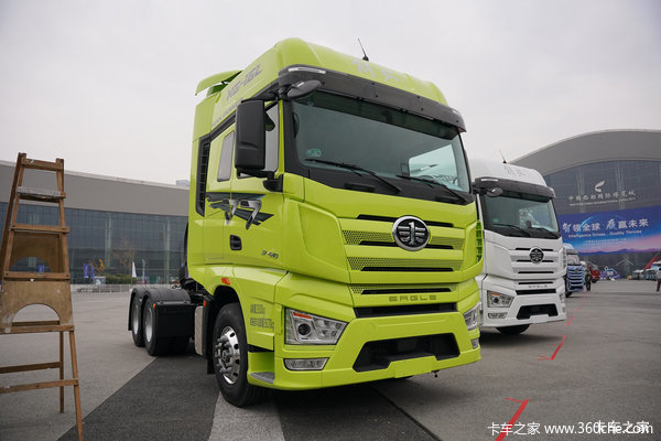 解放J7精英版640马力LNG牵引车：高效低耗舒适又高端