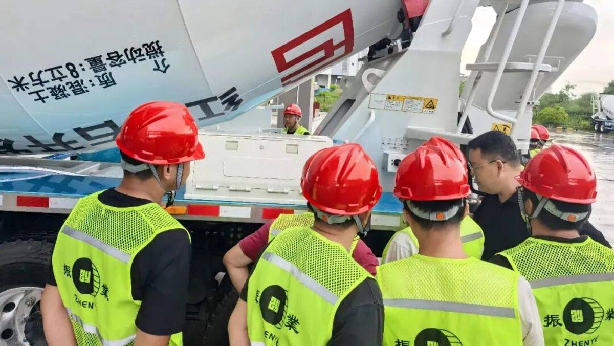40台中集车辆新能源搅拌车助力2.3亿元智能搅拌站绿色运输图片