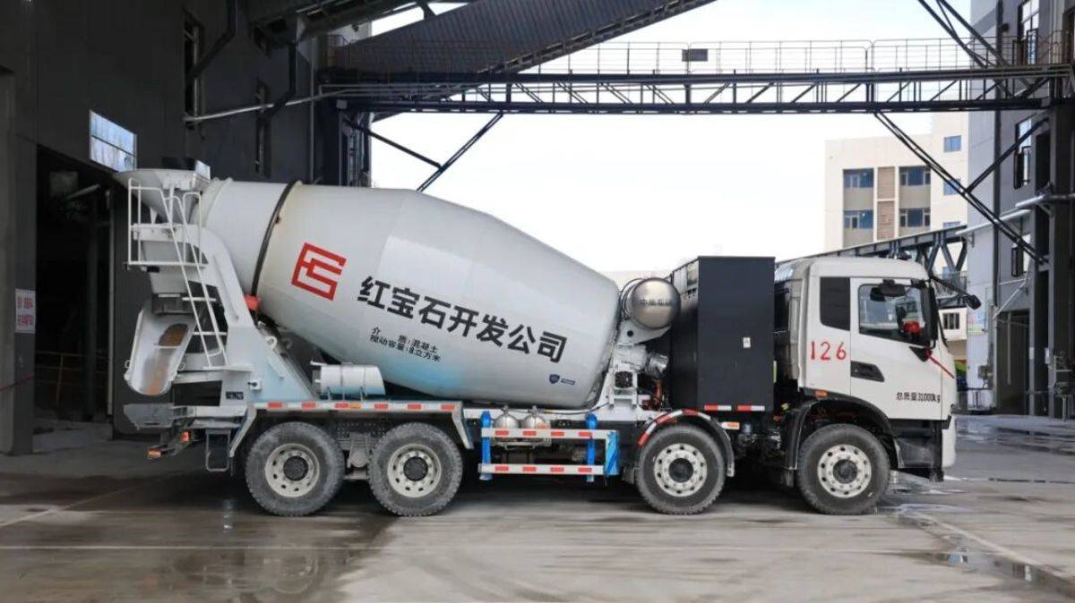 40台中集车辆新能源搅拌车助力2.3亿元智能搅拌站绿色运输图片