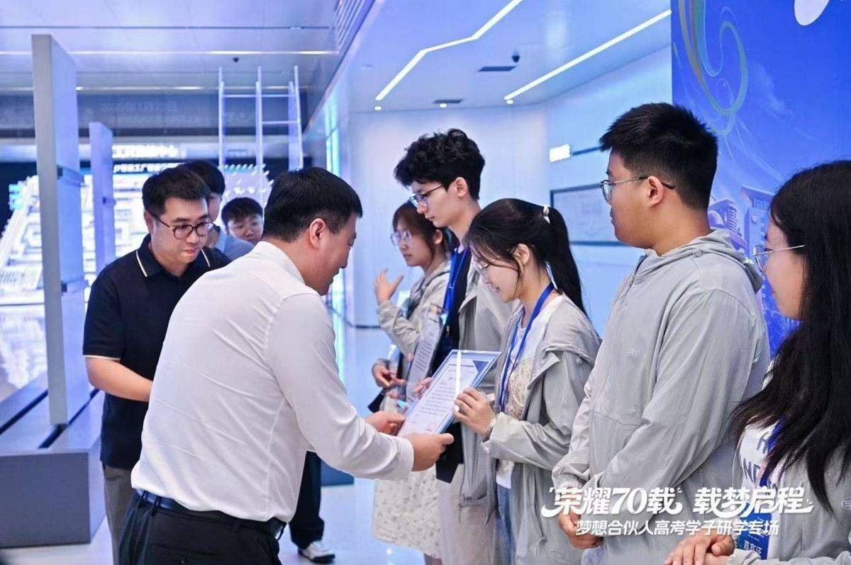 一汽解放梦想合伙人高考学子长春研学专场活动圆满落幕accdf4cde53658c149e5082aa16e8073