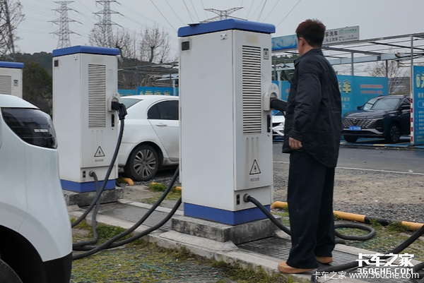 《2026中国公路运力发展报告》新能源车比燃油车单公里能耗低42%