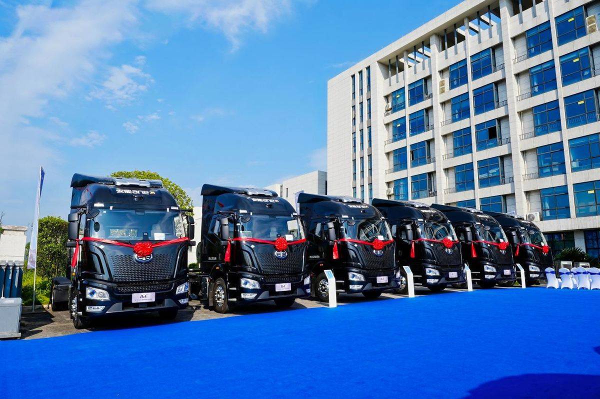 一汽解放与安能物流战略合作暨首批 J6E L2领航辅助车辆交车仪式隆重举行