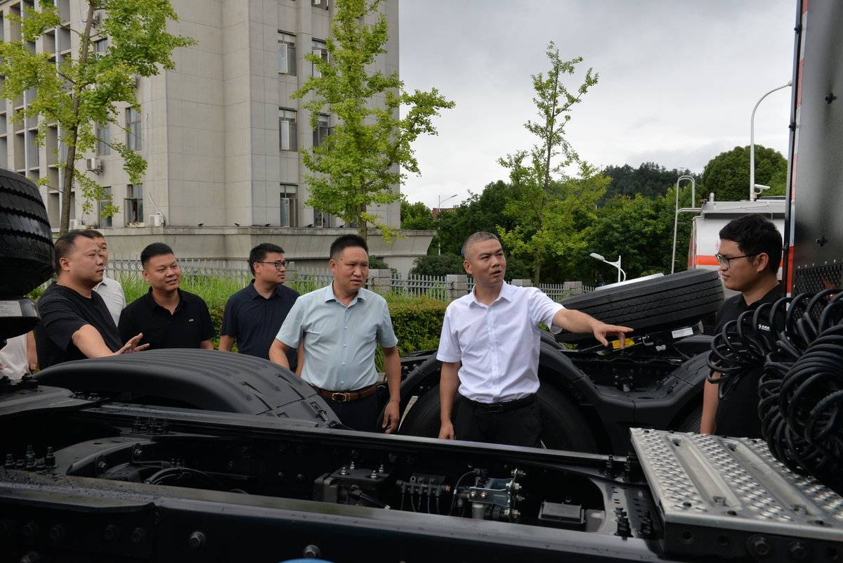 政企协同 产销共赢 东风商用车参加十堰物流产销对接会现场签约130台!DSC_4411