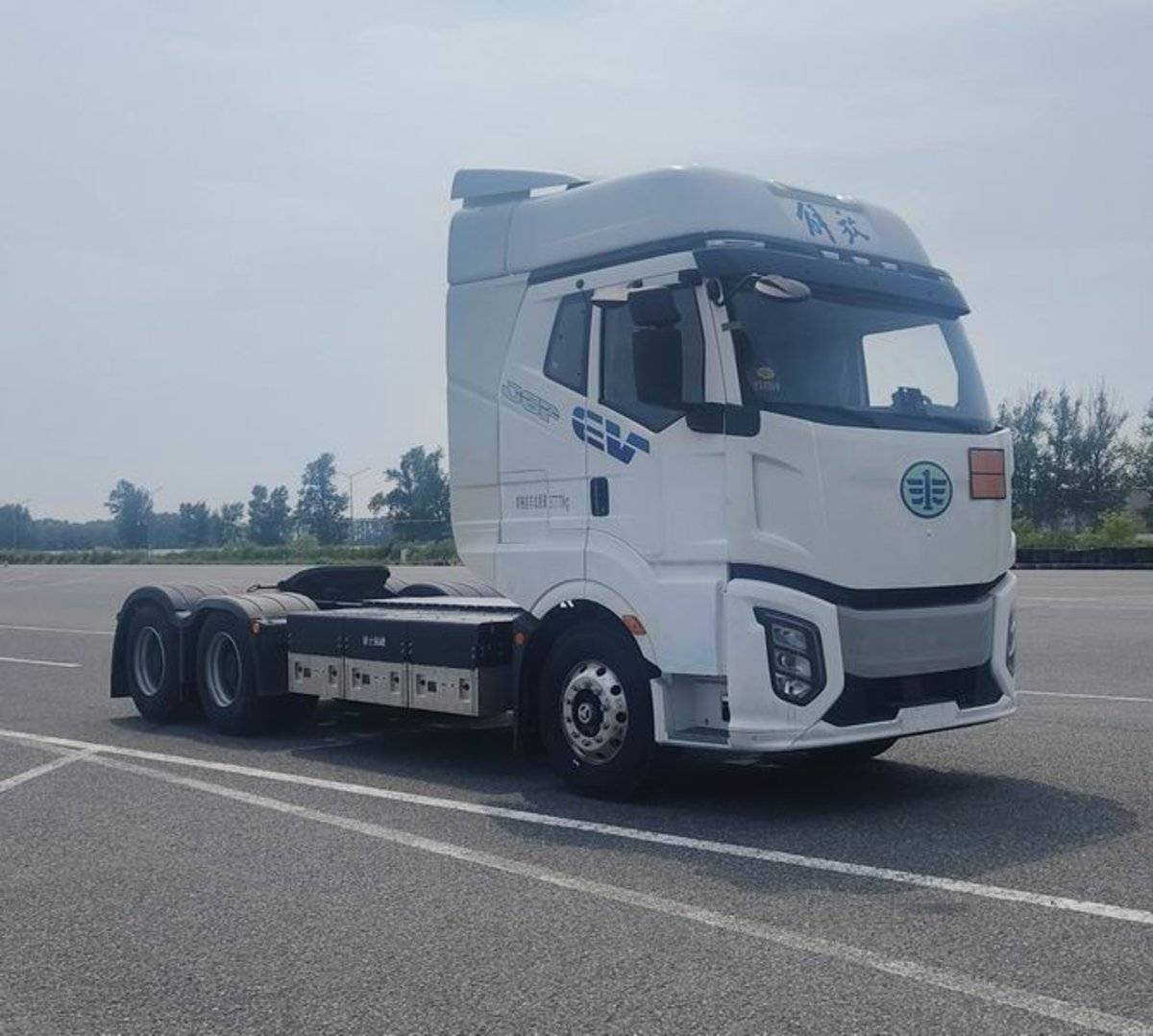 第410批牵引车:钠电上车 纯电牵引车自重轻至4.95吨