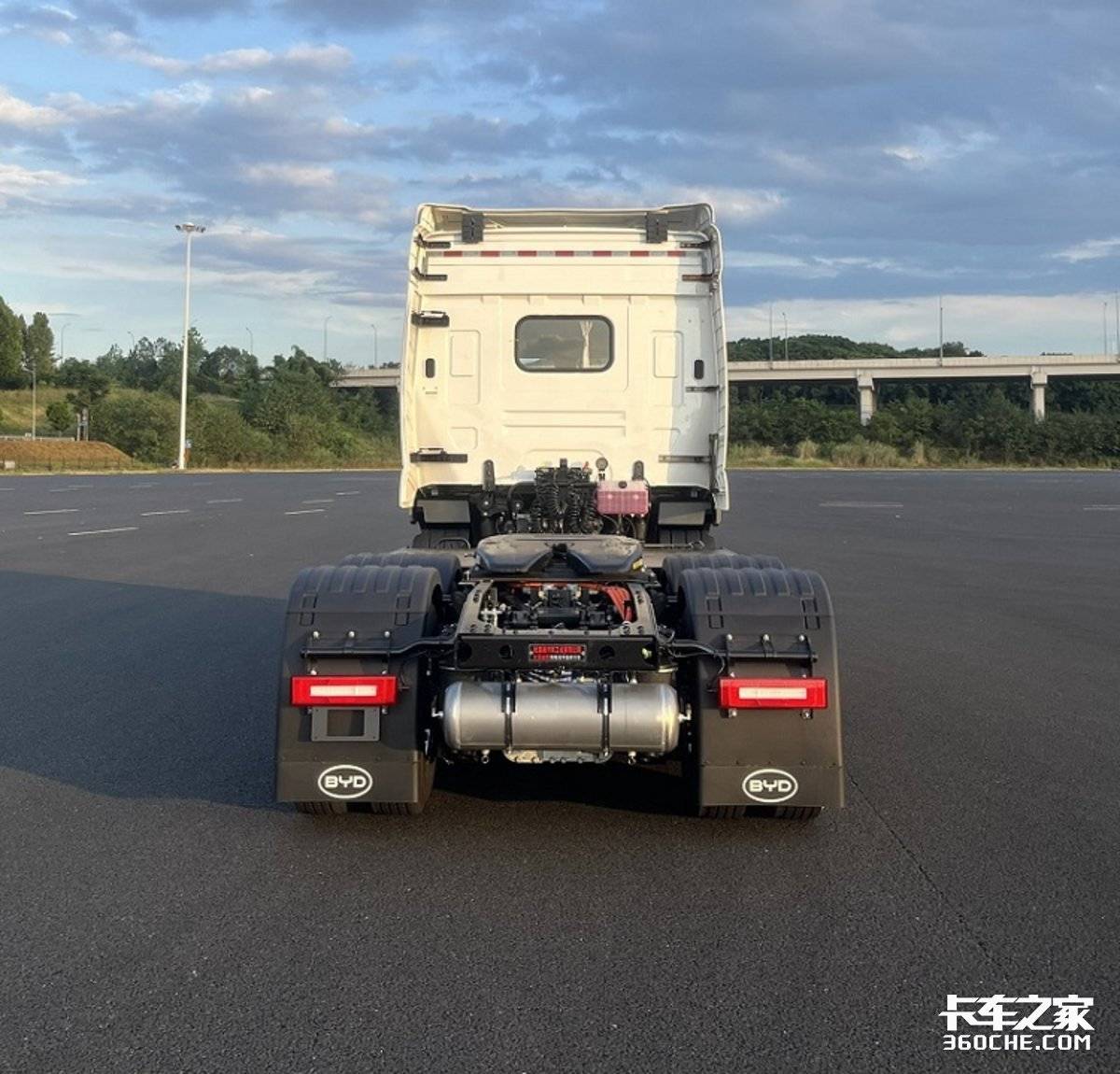 第410批牵引车:钠电上车 纯电牵引车自重轻至4.95吨