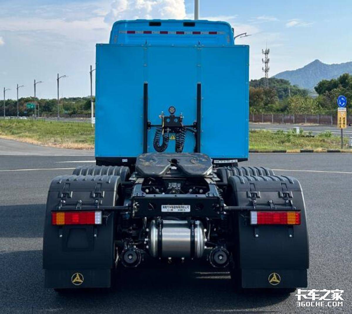 第410批牵引车:钠电上车 纯电牵引车自重轻至4.95吨