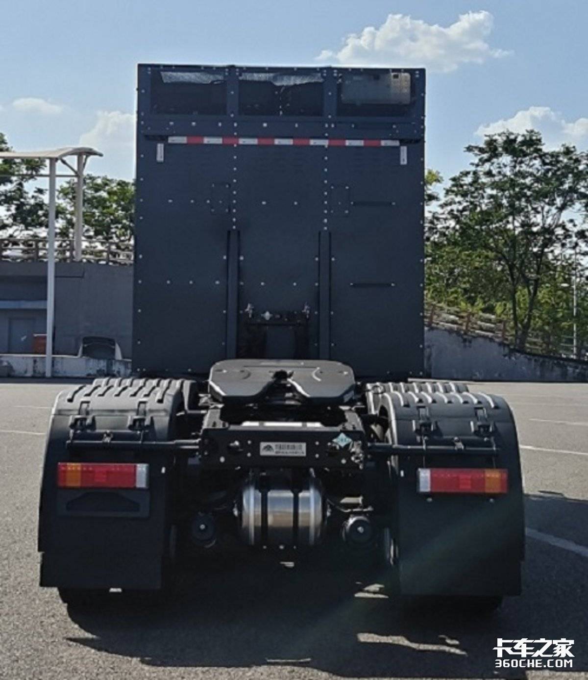第410批牵引车:钠电上车 纯电牵引车自重轻至4.95吨