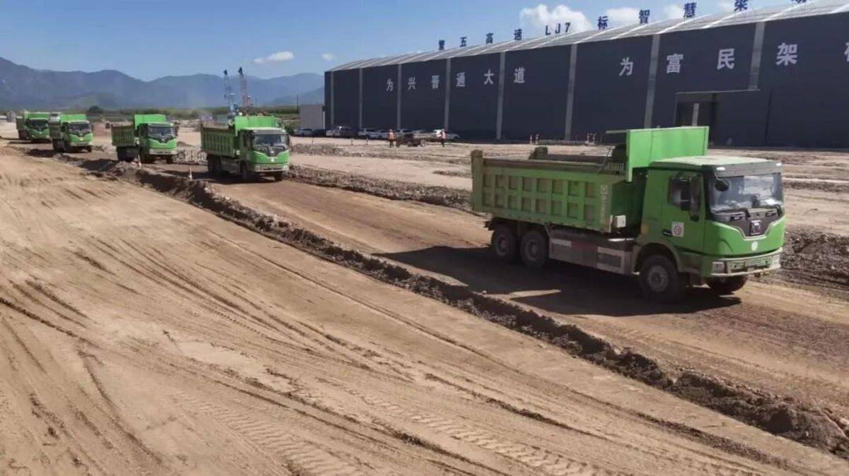 200台徐工纯电动自卸车助力山西首个特许经营高速公路建设图片