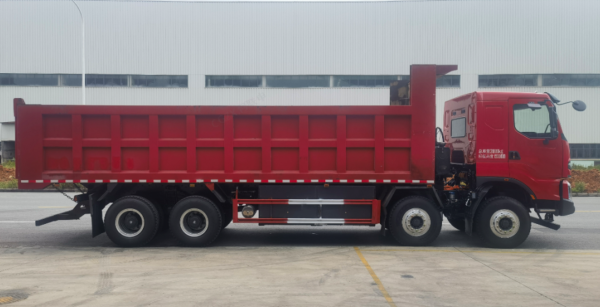 高效三电硬核承载,工程运输创富选乘龙H7 8×4纯电自卸车