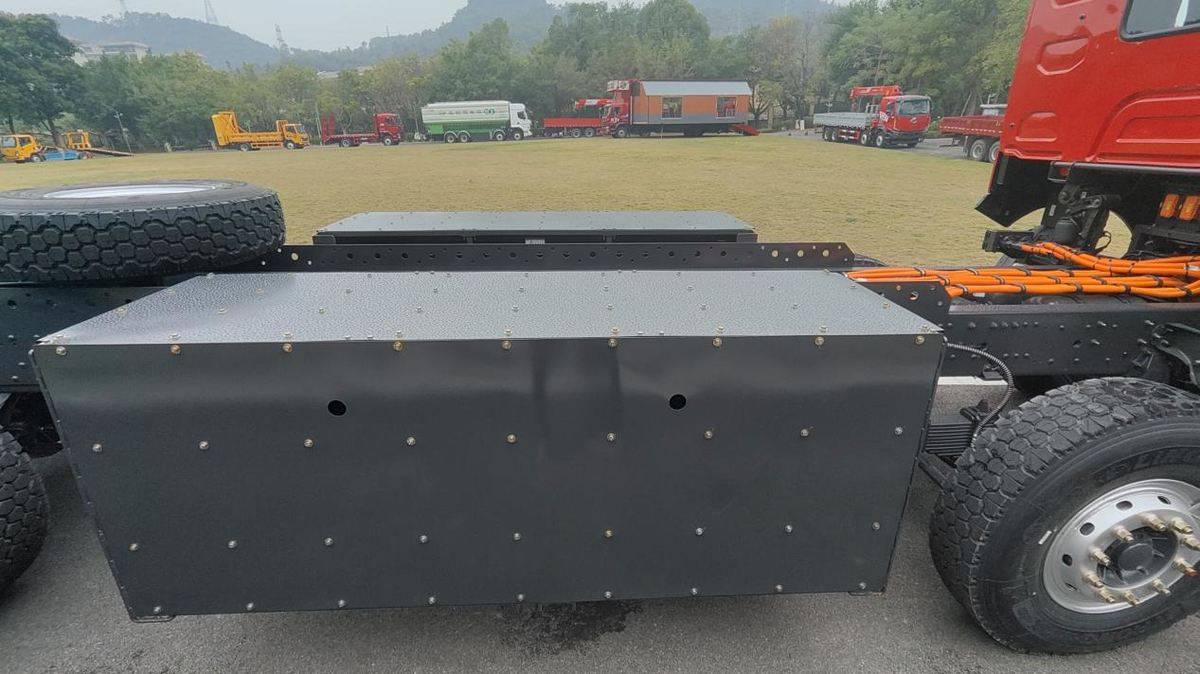 高效三电硬核承载,工程运输创富选乘龙H7 8×4纯电自卸车
