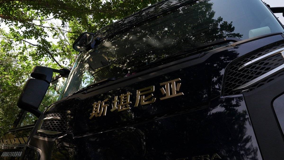 长途冷链油耗难题如何破？NEXT ERA重卡4000公里严苛工况跑出优异能效表现卡车停在路边 AI生成的内容可能不正确。