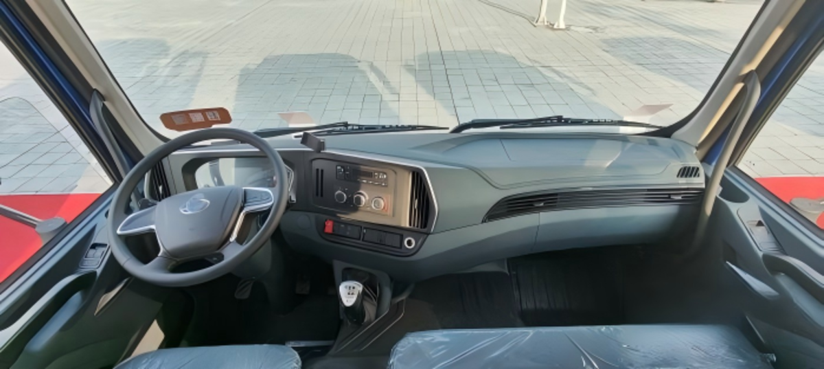 乘龙M3 4×2极限自卸车,硬核实力驰骋工程运输战场内饰