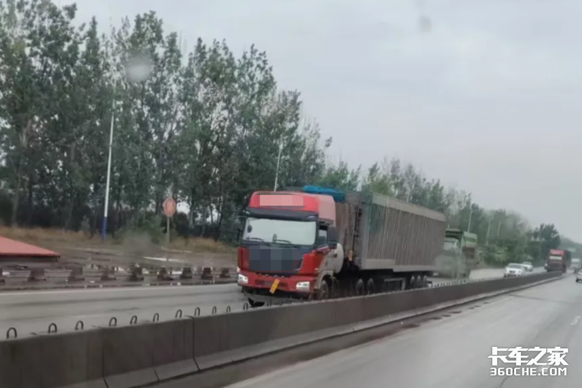危!自卸式集装箱挂车 新强制国标明确这类车涉嫌违规