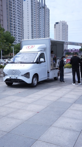 不交房租的「移动店铺」:东风途逸T7移动餐车,让牛肉面馆追着游客开张
