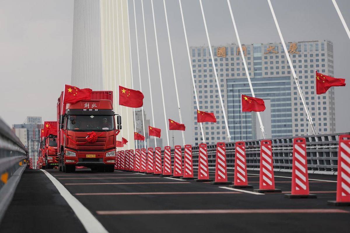 纯电重卡跑跨境:车到了口岸,为什么还得换回柴油车?新鸭绿江大桥通车,解放卡车跑在跨境’第一程’