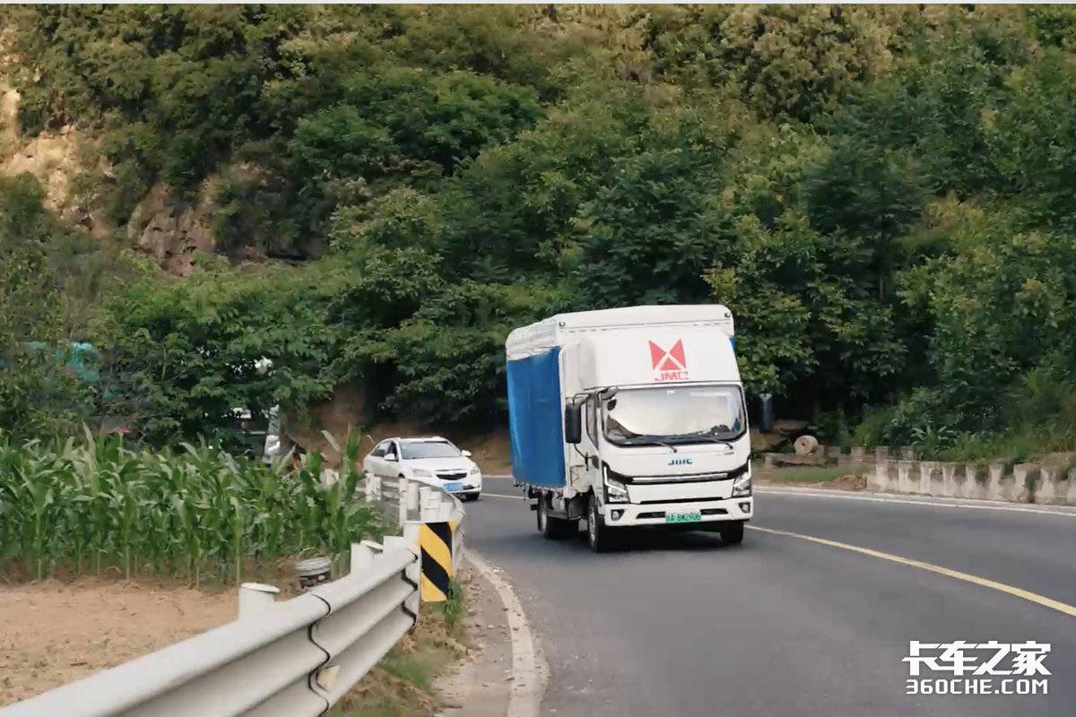 车队有40辆车 作为老板娘 她为什么还喜欢自己跑?